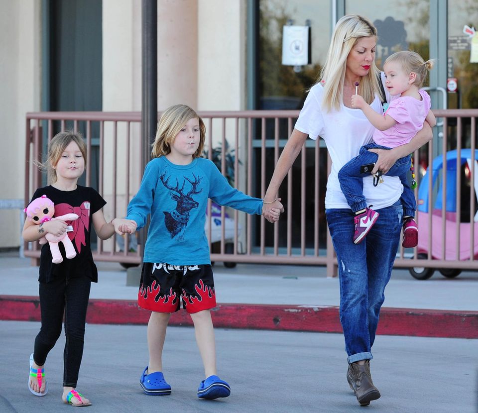 Januar 2014  Tori Spelling ist mit ihren Kindern Stella, Liam und Hattie auf dem Weg zum Auto. Beim Kinderarztbesuch bekamen die drei jeder einen Lolli.