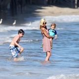 Juli 2014  Ausflug an dem Strand von Malibu: Tori planscht mit ihren ihren Kindern in den Fluten des Pazifik.