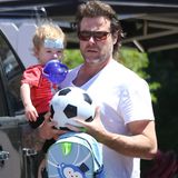 April 2014  Dean McDermott kommt mit seinem jüngsten Sprössling Finn Davey vom Arzt. Der Kleine hat sich am Kopf verletzt.