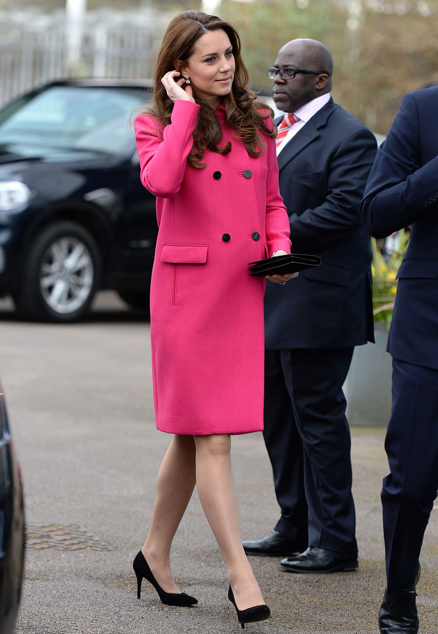 Pretty in Pink: Nur wenige Wochen vor der Geburt ihres zweiten Kindes ist Herzogin Catherine schöner denn je. Ihren Babybauch versteckt sie unter einem pinken Mantel von Mulberry für knapp 2000 Euro.