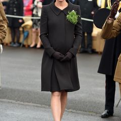 Diesmal nicht in Grün, aber im eleganten, dunkelgrau-braunem Mantel von Catherine Walker feiert Herzogin Catherine den St. Patrick's Day im südenglischen Aldershot.
