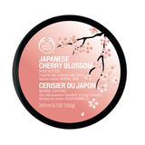 Die "Japanese Cherry Blossom Body Butter" hüllt die Haut in florale Noten. Von The Body Shop, 200 ml, ca. 17 Euro