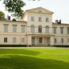 Das ist das Schloss Haga im schwedischen Solna bei Stockholm. Es wurde von 1802 bis 1805 für den damaligen König Gustav iV. Adolf gebaut. Hier leben seit ihrer Hochzeit 2010...