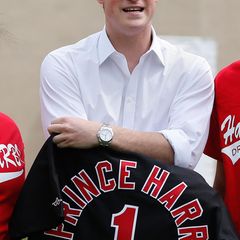 Nun ist Harry Besitzer eines eigenen Baseball Jerseys.