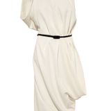 Das cremefarbene asymmetrische Kleid aus weich fallendem Crêpe wirkt besonders weiblich. Von Unrath & Strano, ca. 795 Euro