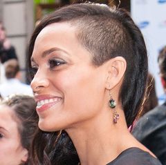 Befreit: Rosario Dawson, übrigens seit einiger Zeit wieder Single, überrascht bei einer Charity-Gala in New York jetzt mit einem Undercut.