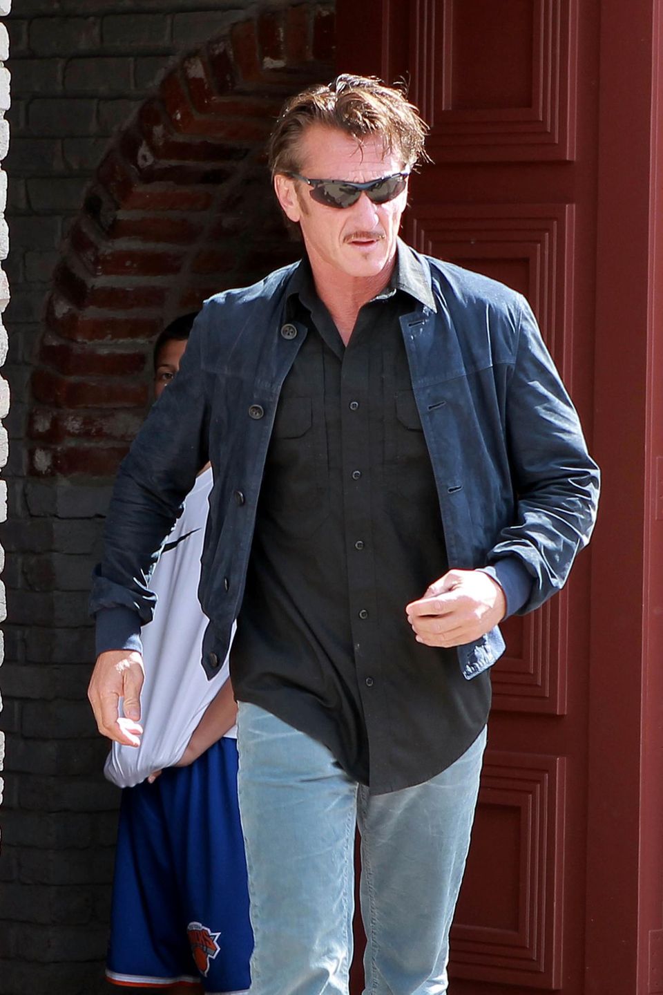 Sean Penn macht sich nach einer gelungenen Feier wieder auf den Weg nach Hause.