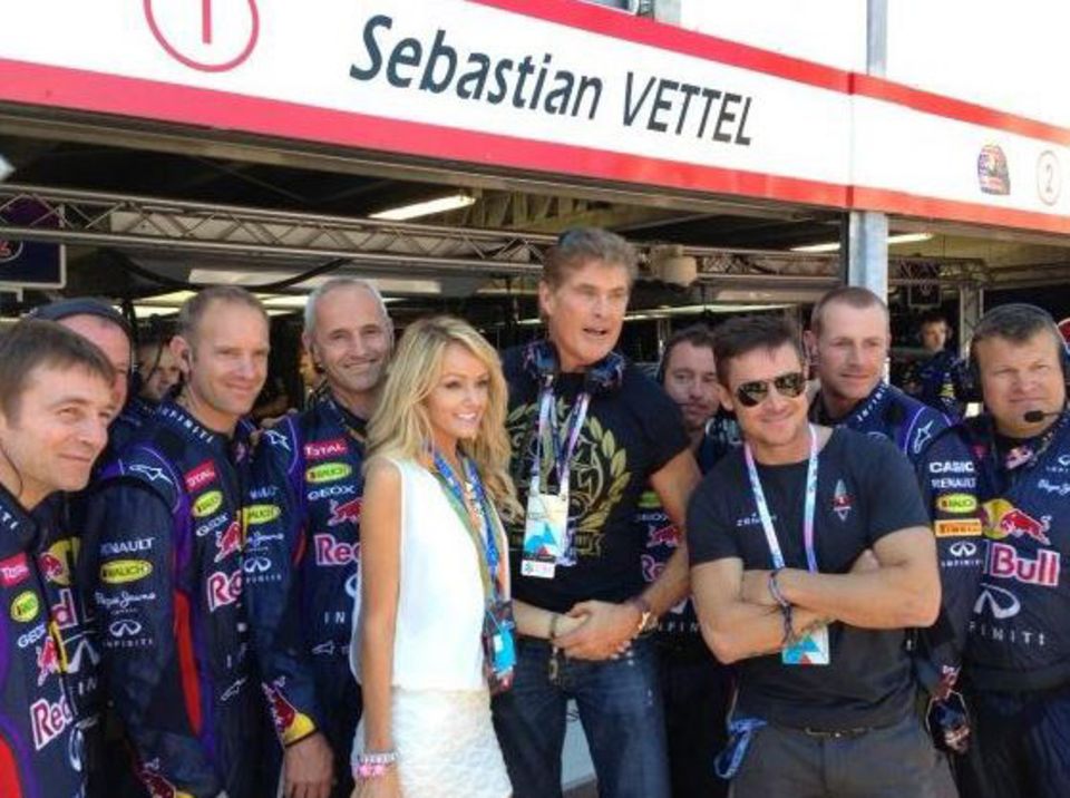 David Hasselhoff und seine Freundin Hayley Roberts statten dem "Red Bull"-Team einen Besuch ab. David Hasselhoff und seine Freundin Hayley Roberts statten dem "Red Bull"-Team einen Besuch ab.