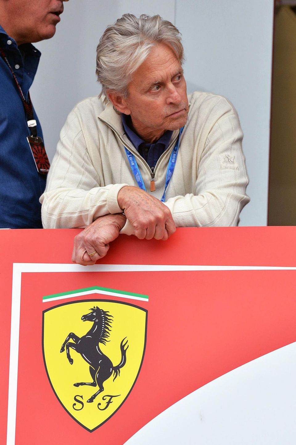 Michael Douglas ist zu Gast in der Boxengasse von Ferrari. Michael Douglas ist zu Gast in der Boxengasse von Ferrari.