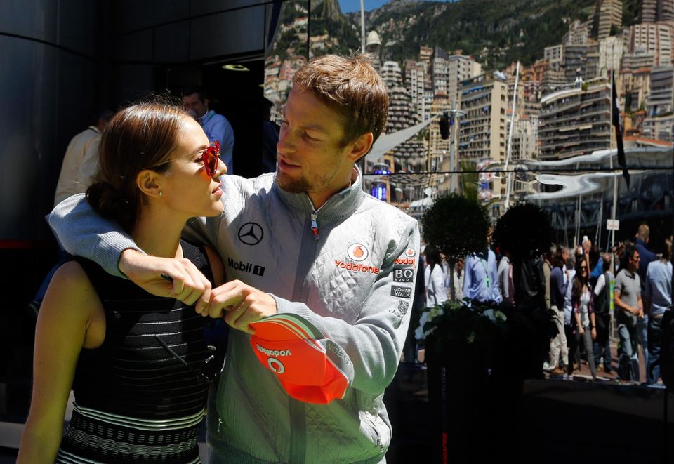 Jenson Button schlendert mit seiner Freundin Jessica Michibata durch das Fahrerlager.