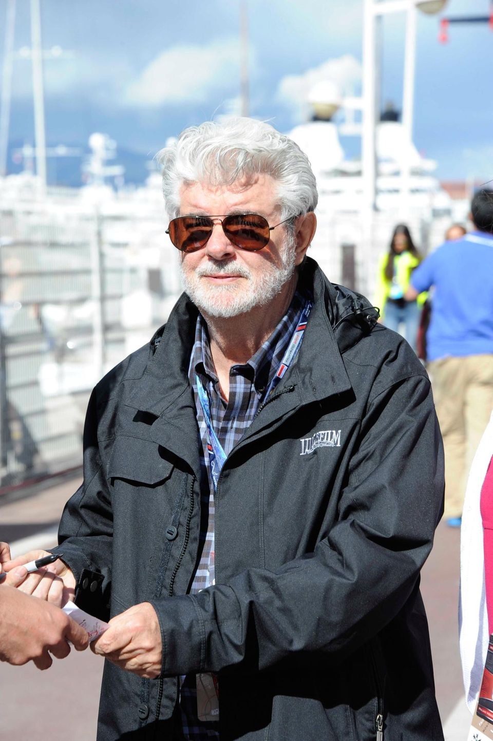 George Lucas verteilt auf dem Weg zur Strecke Autogramme. George Lucas verteilt auf dem Weg zur Strecke Autogramme.