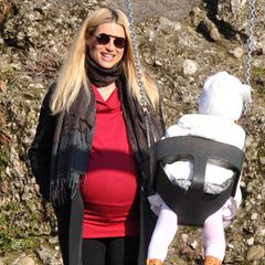 Wann ist es denn endlich soweit? Michelle Hunziker spielt auch im hochschwangeren Zustand noch bestens gelaunt mit Töchterchen Sole auf dem Spielplatz. Im engen, roten Pullover-Kleid, Leggings und hohen Sneakern sieht sie dabei wie immer mühelos schick aus.