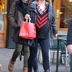 Rot und schwarz scheinen derzeit die Lieblingsfarben von Michelle Hunziker zu sein. In dezentem Mustermix-Look ist sie mit ihrer Tochter Aurora in Bergamo unterwegs.