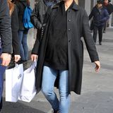Der schwarze Wollpullover mit V-Kragen hält Michelle Hunzikers runden Bauch warm, die Jeans und bunten Sneaker sind für eine Shoppingtour genau das Richtige.