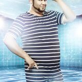 "GZSZ"-Star Thomas Drechsel alias "Tuner" traut sich ebenfalls in den Badeanzug und ins Becken.