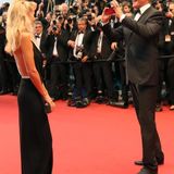 David Hasselhoff knipst bei seiner Ankunft auf dem roten Teppich ein paar Erinnerungsfotos mit Freundin Hayley Roberts und teilt diese gleich mit seinen Fans auf Twitter.