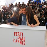 Francois Ozon bekommt beim "Jeune & Jolie (Young & Beautiful)"-Fototermin ein Küsschen von Geraldine Pailhas und Marine Vacth.