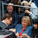 "The Great Gatsby"-Star Leonardo DiCaprio gibt fleißig Autogramme.