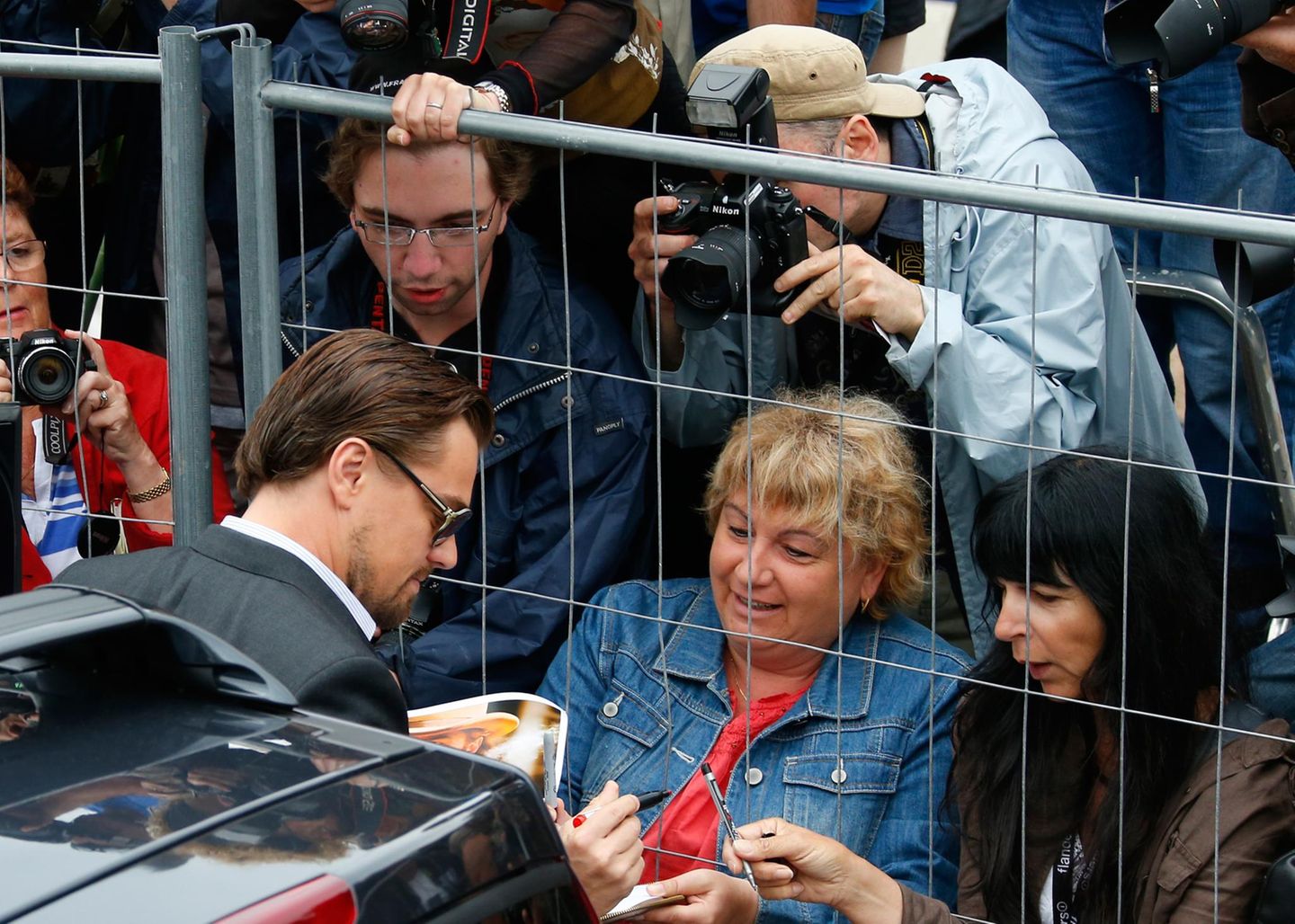 "The Great Gatsby"-Star Leonardo DiCaprio gibt fleißig Autogramme.