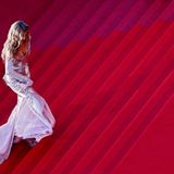 Petra Nemcova schreitet die Treppe hinauf.