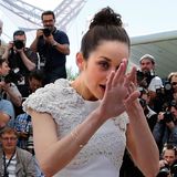 Marion Cotillard scheint etwas ins Auge bekommen zu haben.