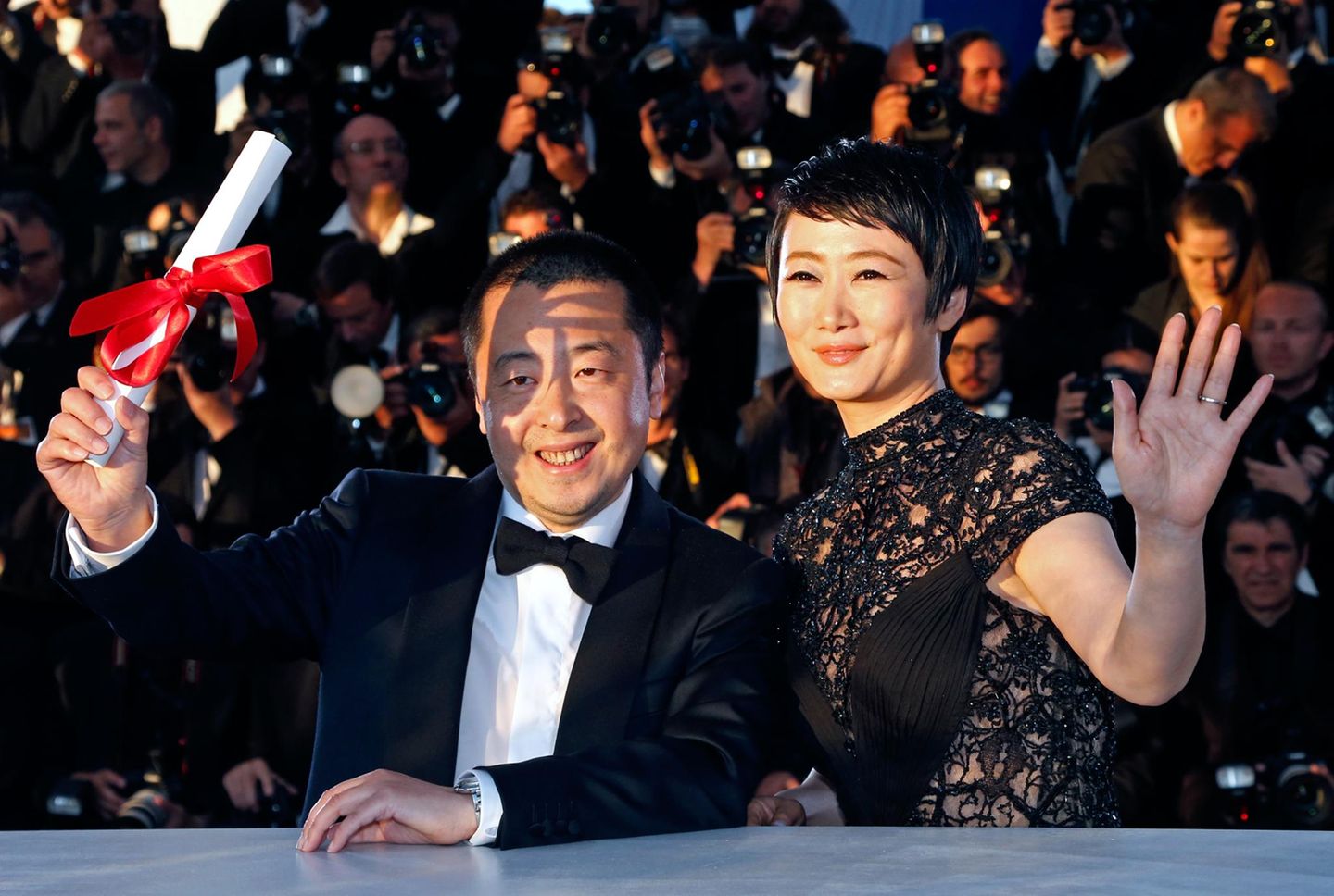 "A Touch Of Sin" wird in der Kategorie "Bestes Drehbuch" ausgezeichnet. Regisseur Jia Zhangke und Schauspielerin Zhao Tao freuen sich riesig.
