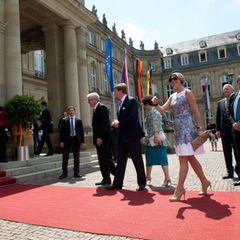 Mit dem baden-württembergischen Ministerpräsidenten Winfried Kretschmann begibt sich das niederländische Königspaar in das Neue Schloss in Stuttgart.