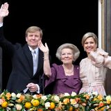 Nach der Abdankung zeigen sich Prinzessin Beatrix, König Willem-Alexander und Königin Máxima gemeinsam auf dem Schlossbalkon.