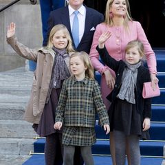 1. Mai  Am Tag nach dem Thronwechsel zeigen sich König Willem-Alexander und Königin Máxima mit ihren Kindern Amalia, Ariane und Alexia gut gelaunt vor dem Königspalast in Amsterdam.