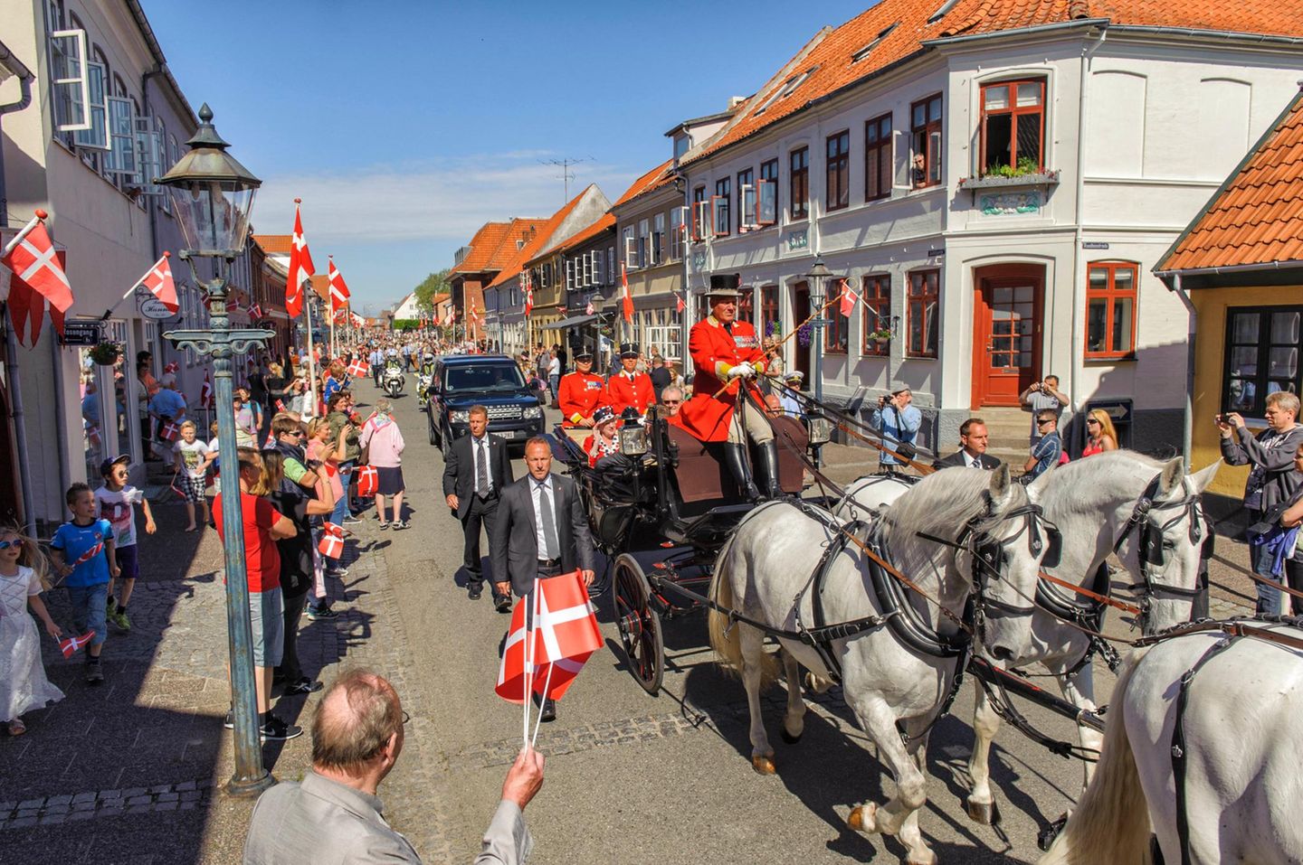 Der dritte Tag der Sommertour: Zum Rathaus von Bogense geht es per Kutsche und durch die geschmücke Stadt, während die königliche Jacht in von Middelfart Havn ankert.