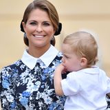 Prinzessin Madeleine zeigt sich bei der Taufe ihres Neffen Prinz Alexander überraschend bieder und erscheint in einem geblümten hochgeschlossenen Kleid im Schuluniform-Stil. Welcher Look gefällt Ihnen besser?