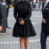 Nach der Parlamentseröffnung findet am Abend noch ein Konzert in der Konzerthalle statt, zu dem Prinzessin Madeleine wieder in einem spektakulären Outfit erscheint. Wieder entscheidet sich die 34-Jährige für ein schwarzes Spitzen-Kleid mit raffiniert aufgenähten Schmucksteinen - sicher ein teures Designerstück. Dazu kombiniert sie spektakuläre High Heels von "Tabitha Simmons Freya" (725 Euro) und eine schwarze "Rodo"-Clutch (340 Euro).
