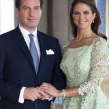 Auf ihrem offiziellen Verlobungsfoto mit Chris O'Neill trägt Prinzessin Madeleine ein mintgrünes Kleid mit aufwendiger Spitzenverzierung und Schößchen. Ihr Verlobungsring ist von Cartier. Der rechteckige, große Diamant sitzt auf einer mit Diamanten besetzten Ringschiene.