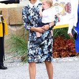 Taufe Prinz Alexander von Schweden: Prinzessin Madeleine kommt in einem blumigen Schulmädchenkleid der Marke Erdem. Söhnchen Niclas trägt ganz klassisch Schwarz und Weiß.