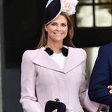 An König Carl Gustafs 70. Geburtstag: Madeleines Stil erinnert an den von Herzogin Catherine. Ein A-Linien-förmiger Mantel von Alexander McQueen und dazu ein Blumen-Hut von Philip Treacy, den sie seitlich auf ihrem Kopf trägt. Darunter ein Kleid von Giambattista Valli.