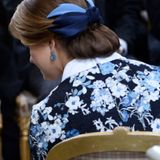 Prinzessin Madeleines Haare sind zu einem eleganten Chignon frisiert, der von einer farblich passenden Schleife veredelt wird.