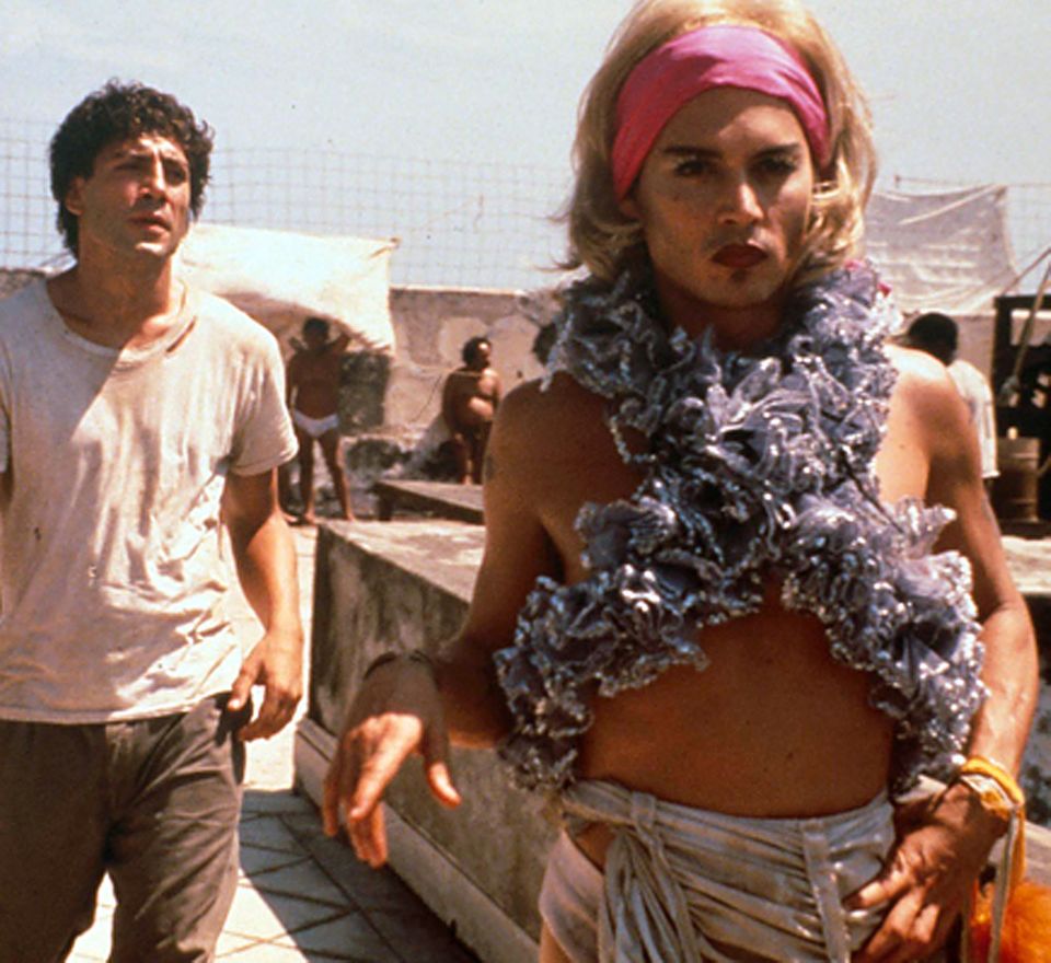 In der Filmbiografie "Bevor es Nacht wird" (2000) verkörpert Depp neben Javier Bardem den Transvestiten "Bon Bon" - inklusive Make-up, Perücke und Volantschal.