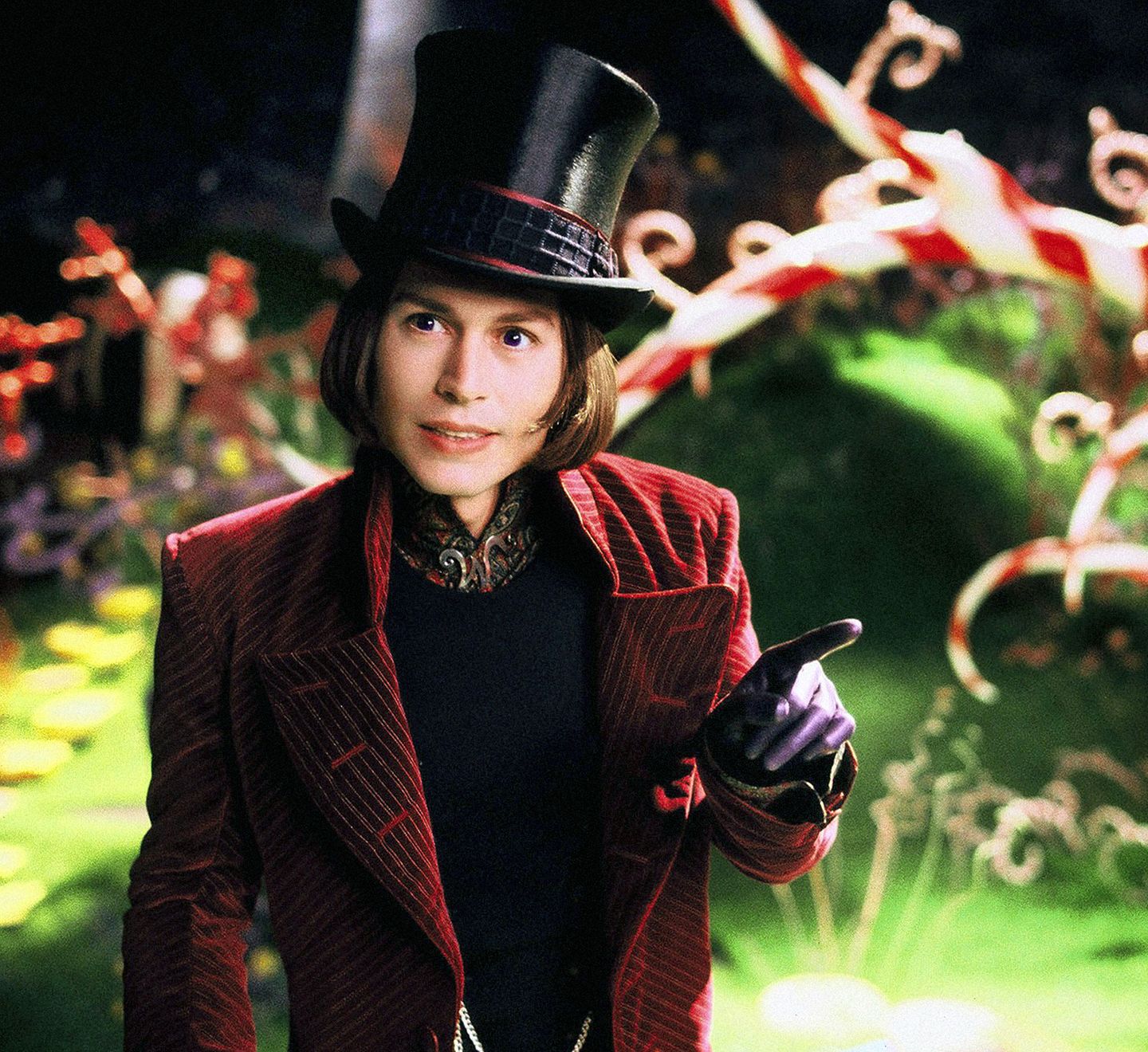 Als exzentrischer Fabrikbesitzer "Willy Wonka" in "Charlie und die Schokoladenfabrik" (2005) spielte sich Johnny auch aufgrund seiner schrägen Kostüme in die Herzen vieler Kinder.