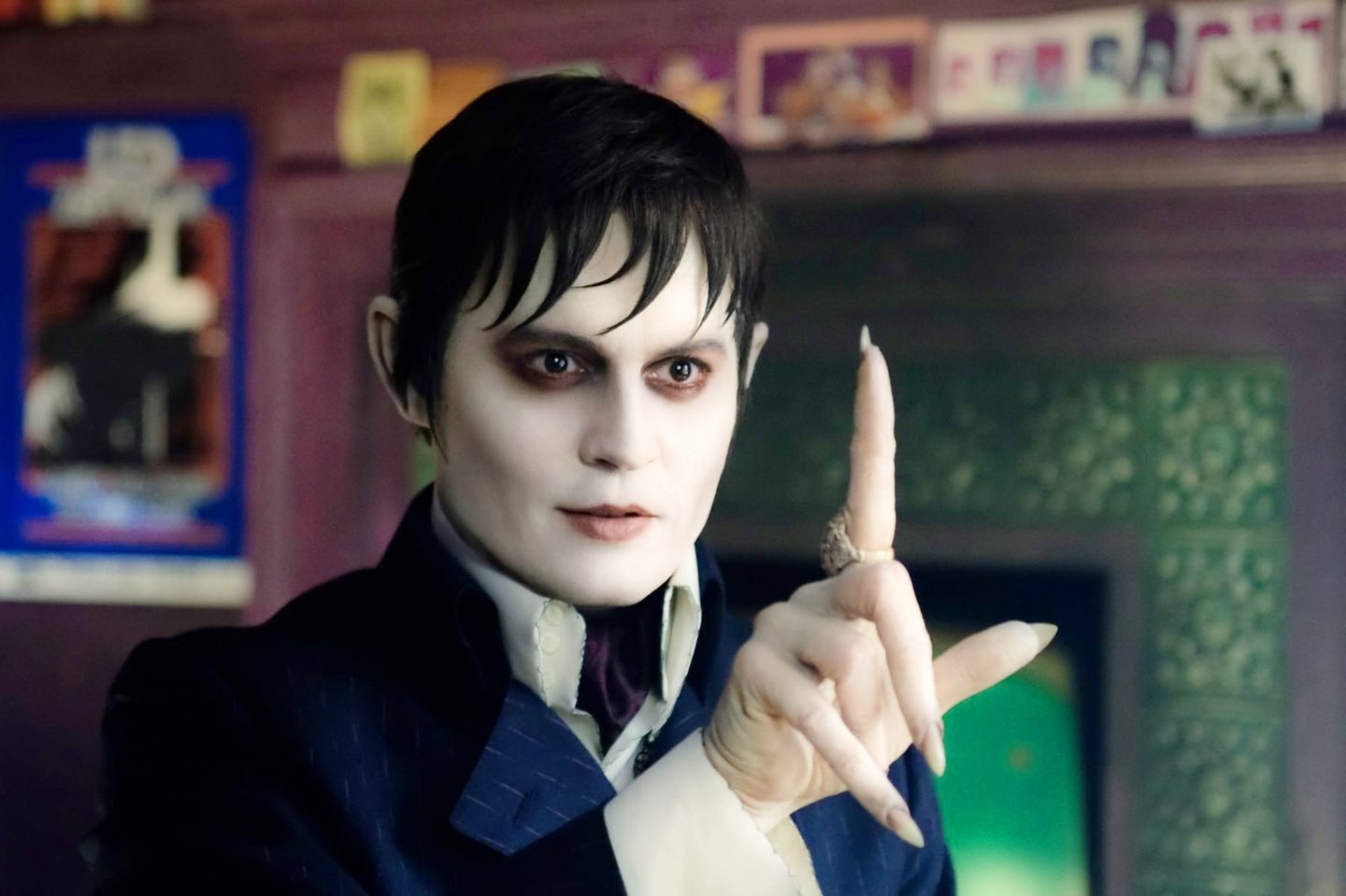Leichenblass und mit ganz schön gruseligen Fingernägeln spielt der charismatische Schauspieler den Vampir "Barnabas Collins" in "Dark Shadows" (2012).