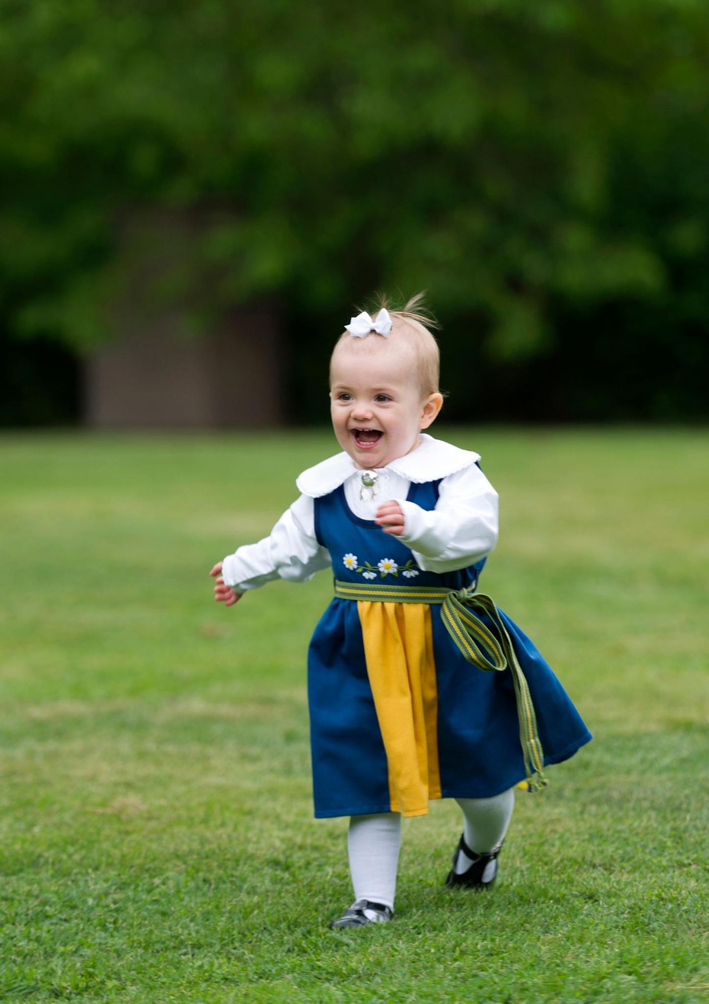 Prinzessin Estelle zeigt sich am Nationalfeiertag am 6. Juni erstmals in der traditionellen Tracht und läuft durch den Park von Schloss Haga.