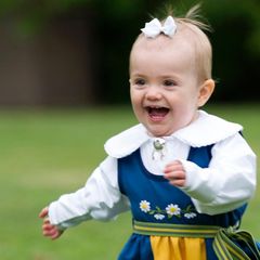 Prinzessin Estelle zeigt sich am Nationalfeiertag am 6. Juni erstmals in der traditionellen Tracht und läuft durch den Park von Schloss Haga.