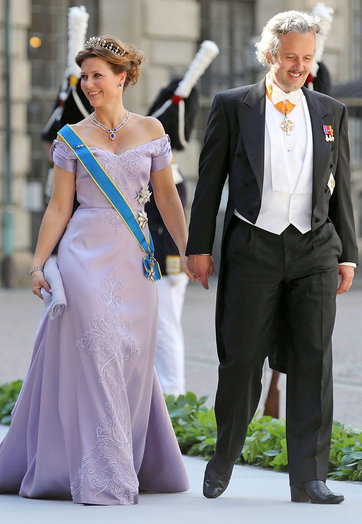 Die kleine Schwester von Kronprinz Haakon von Norwegen, Märtha-Louise, strahlte in ihrem fliederfarbenen, mit Pailletten besetzten Kleid an der Seite ihres Mannes Ari Behn.