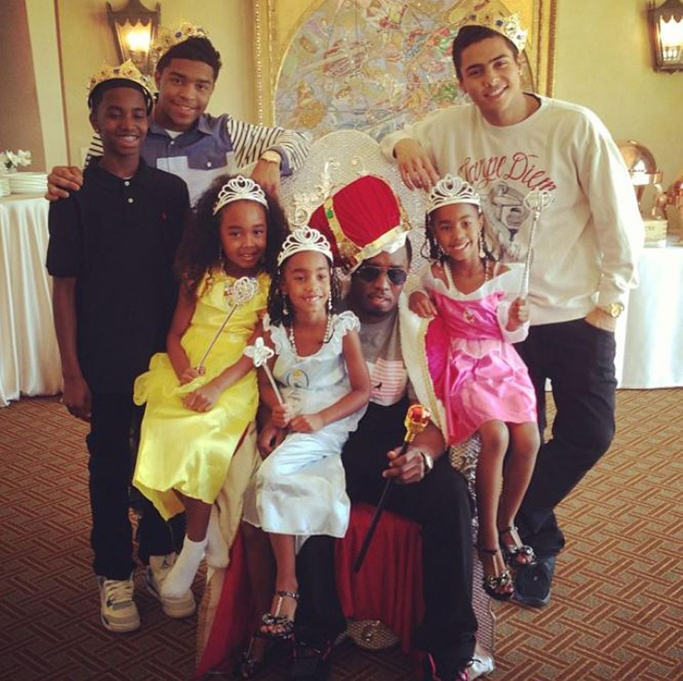 Rapper P.Diddy hat bestimmt viele Geschenke zum Vatertag bekommen - bei dieser Kinderschar. Zumindest haben er und seine sechs Kinder ein "royales Brunch" gefeiert, verriet er seinen Fans über Instagram.