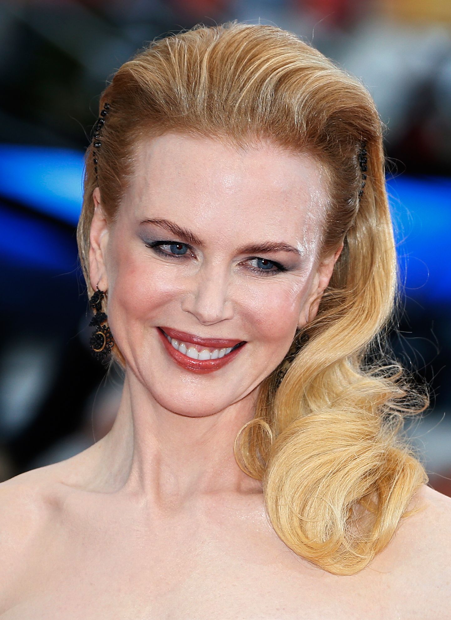 Nicole Kidman zählt dank ihrer traumhaften Roben und eleganten Beauty-Looks zu einer der Stilikonen Hollywoods. Ihre antoupierte und in den Spitzen gelockte Frisur trägt dazu bei.