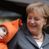 Politiker lassen sich sehr gern mit Babys ablichten - auch Angela Merkel macht da keine Ausnahme.
