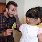 David Beckham scherzt mit einem kleinen Patienten im Kinderkrankenhaus im chinesischen Hangzhou.