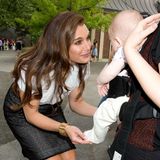 Brooke Shields, selbst Mutter einer Tochter, kann sich der Niedlichkeit dieses Babys bei einer Spielplatz-Party im New Yorker Central Park nicht entziehen.