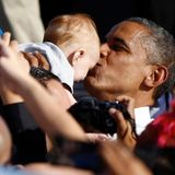 Um den Eindruck, der erweckt wird, wenn sich Politiker mit einem Baby fotografieren lassen, weiß auch Barack Obama. Deshalb küsst er gleich drauflos.