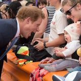 Dass Prinz Harry gut mit Kindern kann, weiß man ja spätestens seit Prinz George auf der Welt ist. Aber auch mit den Kiwi-Babys scheut der immer gut gelaunte Party-Prinz nicht den Grimassen-Contest.