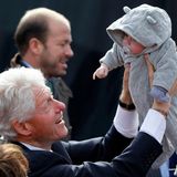 Auch wenn er selbst gar nicht mehr gewählt werden will, hebt Bill Clinton in aller Öffentlichkeit ein Baby in die Höhe.